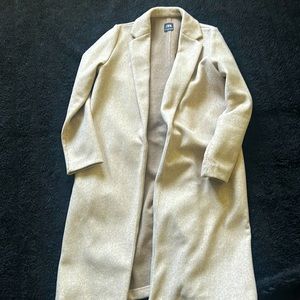 Long, lightweight Zara coat with pockets. 100% polyester